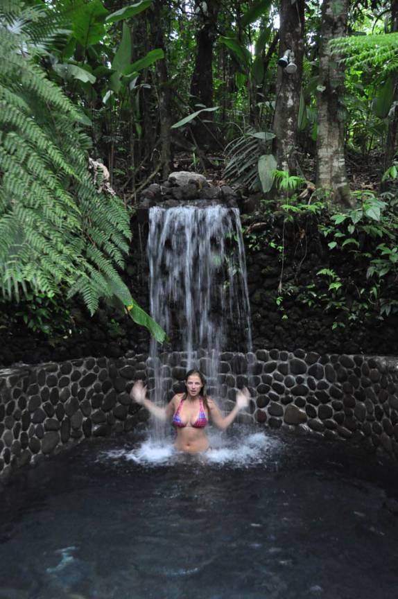 Cachoeira de água fria em piscina de água quente, perto de La Fortuna, região do lago Arenal, na Costa Rica